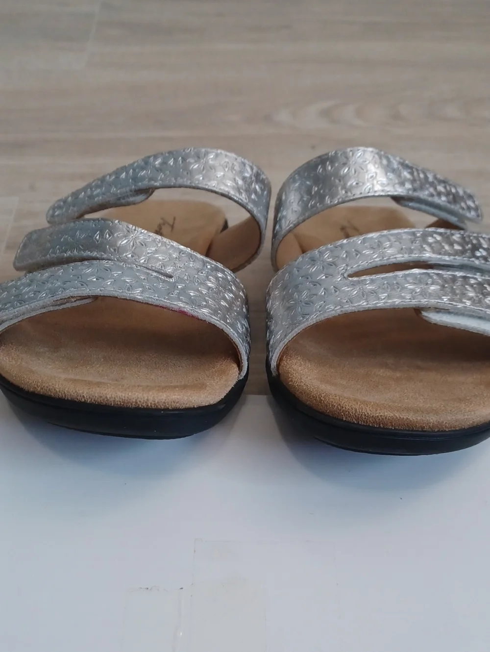 9W Trotters silver sandals. Slip on shoes with adjustable Velcro straps.